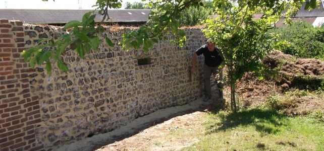 Rejointement d’un mur de cloture en brique & silex Rejointement d’un mur de cloture en brique & silex