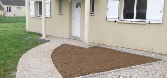 Allée en béton désactivé et Chemin gravillonné Allée en béton désactivé et Chemin gravillonné